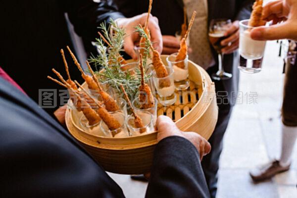 婚宴上的艺术 从开胃菜到正餐的完美服务之道