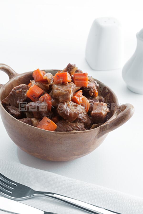 慢火细炖一锅肉 正餐服务的味觉基石与体验核心